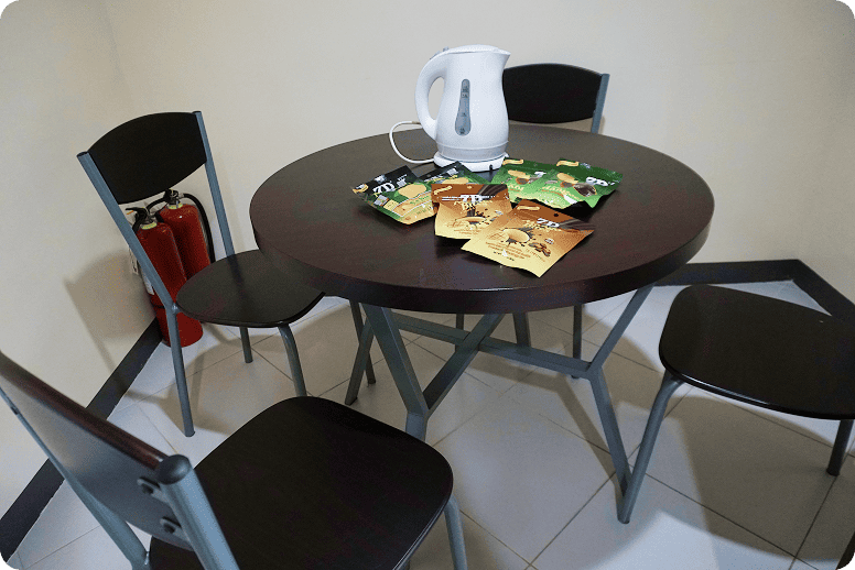 電気ケトル・ダイニングテーブルの画像