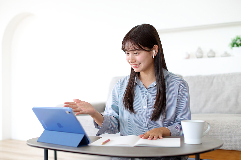 タブレットで学習する女性の画像