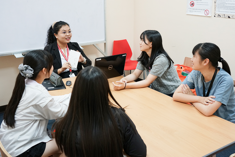 複数人でレッスンを受ける生徒の画像