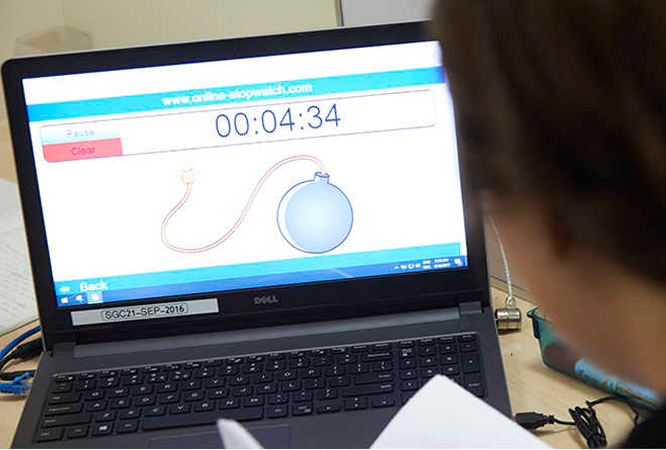 レッスンを受ける生徒の画像