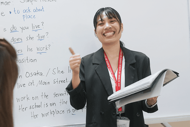 笑顔で教えるフィリピン人講師の女性