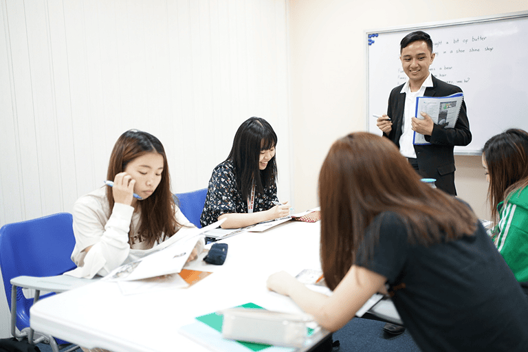 4人でレッスンを受けている様子