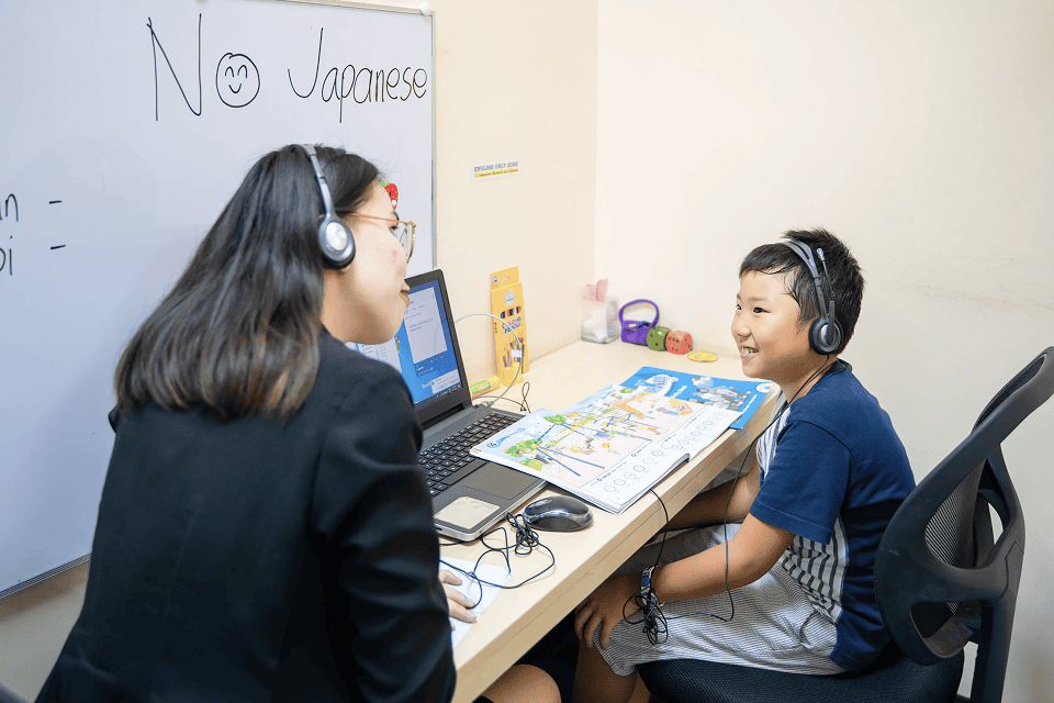 小学生がマンツーマンで授業を受けている様子