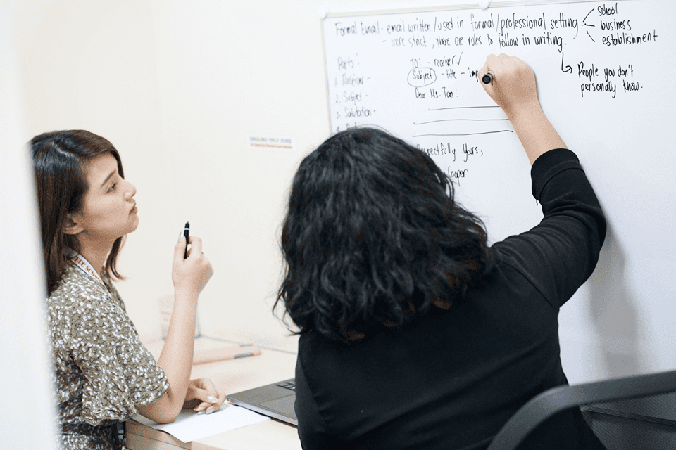 マンツーマンでビジネス英語を授業を受けている様子