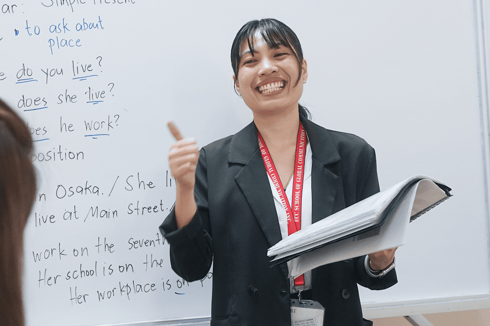 講師が生徒に笑顔で答えている様子